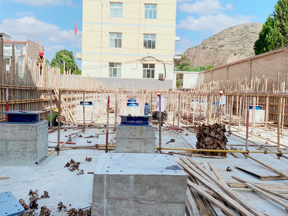 LRB900隔震支座生產(chǎn)廠家 建筑高層隔震橡膠支座廠家 建筑工程中的隔震支座