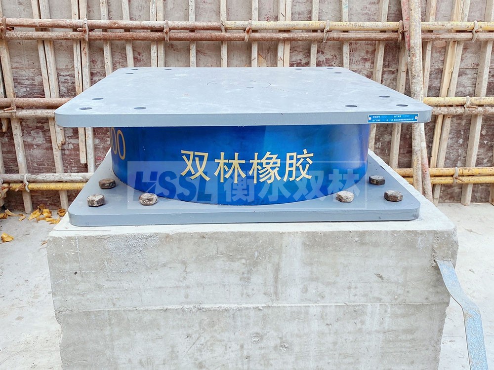 建筑橡膠隔震支座加工生產(chǎn)廠家 圓形高阻尼隔震支座的價格 建筑厚疊層橡膠隔震支座源頭工廠
